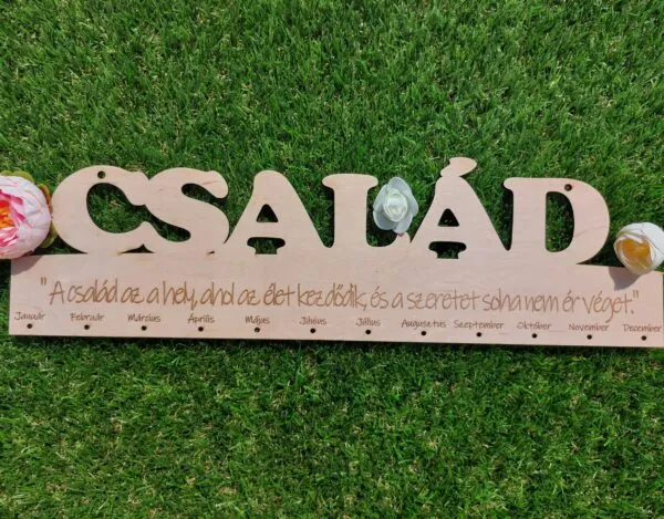 Fa családi naptár „CSALÁD” felirattal