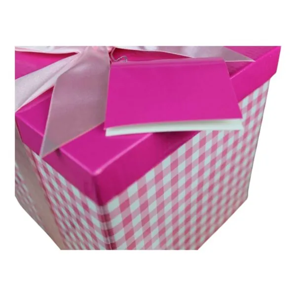 Rózsaszín kockás ajándékdoboz - 15cm
